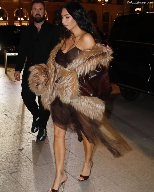 Kim Kardashian photo 22 of 4170