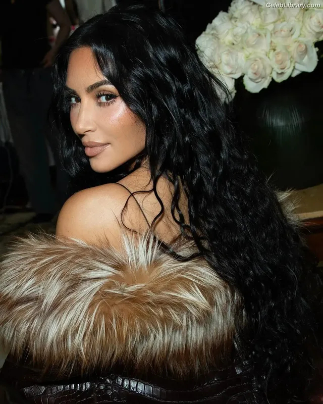 Kim Kardashian photo 24 of 4170