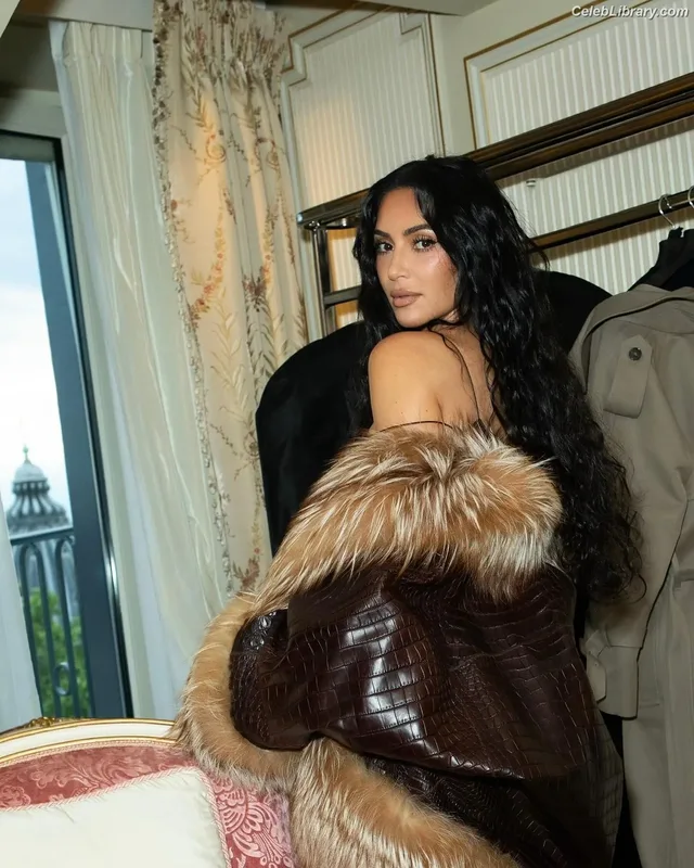 Kim Kardashian photo 2 of 4170
