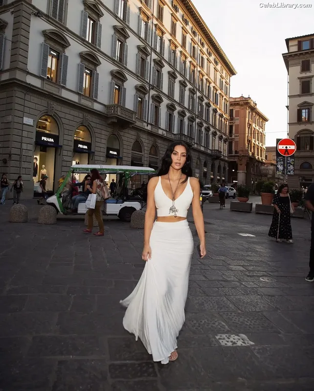 Kim Kardashian photo 6 of 4170