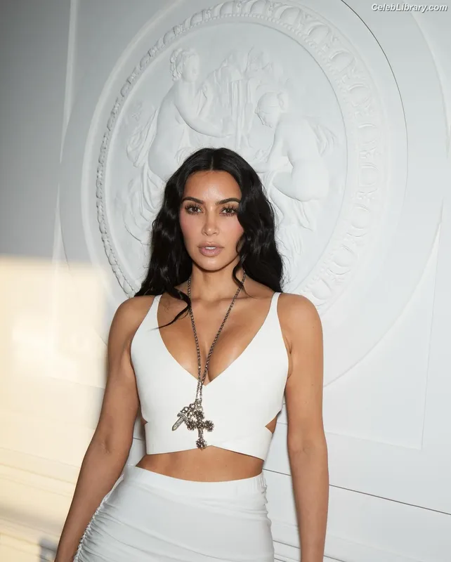 Kim Kardashian photo 8 of 4170