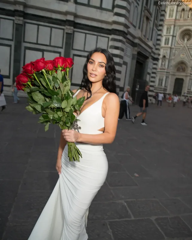 Kim Kardashian photo 9 of 4170