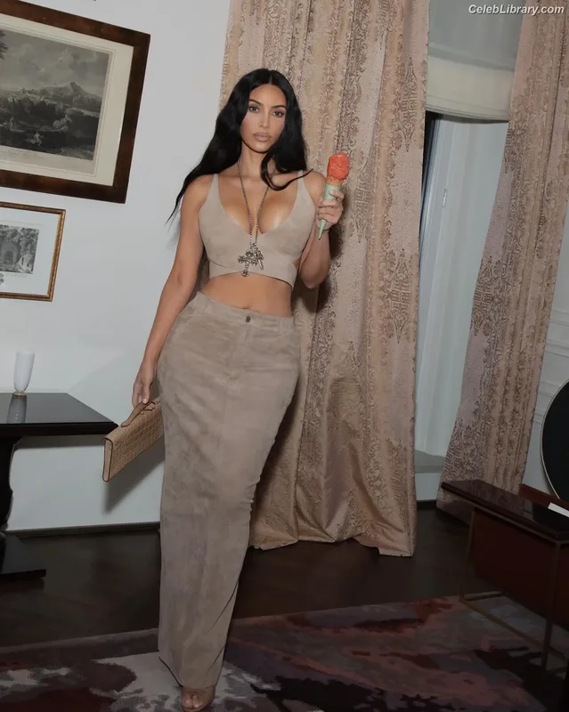 Kim Kardashian photo 19 of 4170