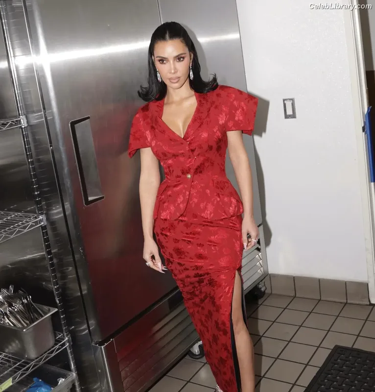 Kim Kardashian photo 1 of 4170