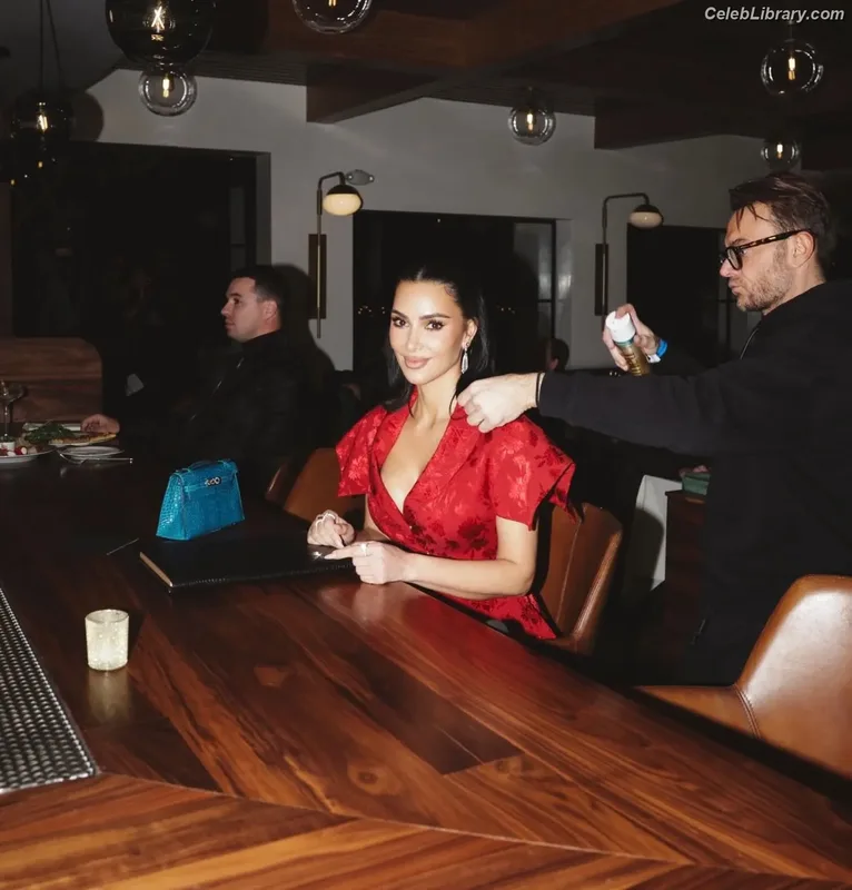 Kim Kardashian photo 4 of 4170