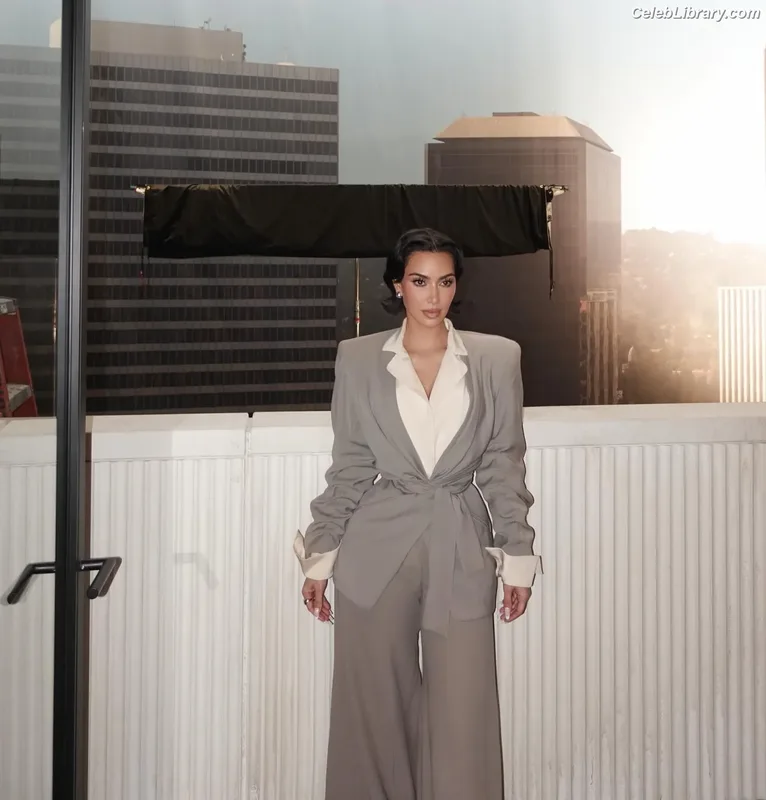 Kim Kardashian photo 7 of 4170