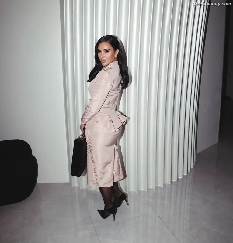 Kim Kardashian photo 11 of 4170
