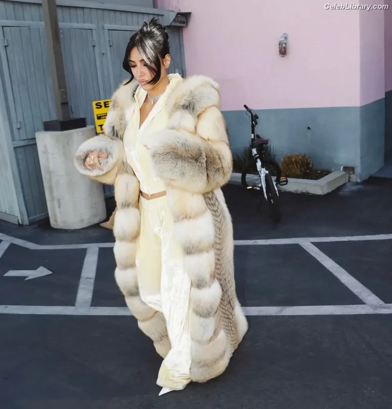 Kim Kardashian photo 13 of 4170