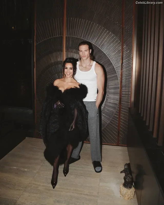 Kim Kardashian photo 15 of 4170