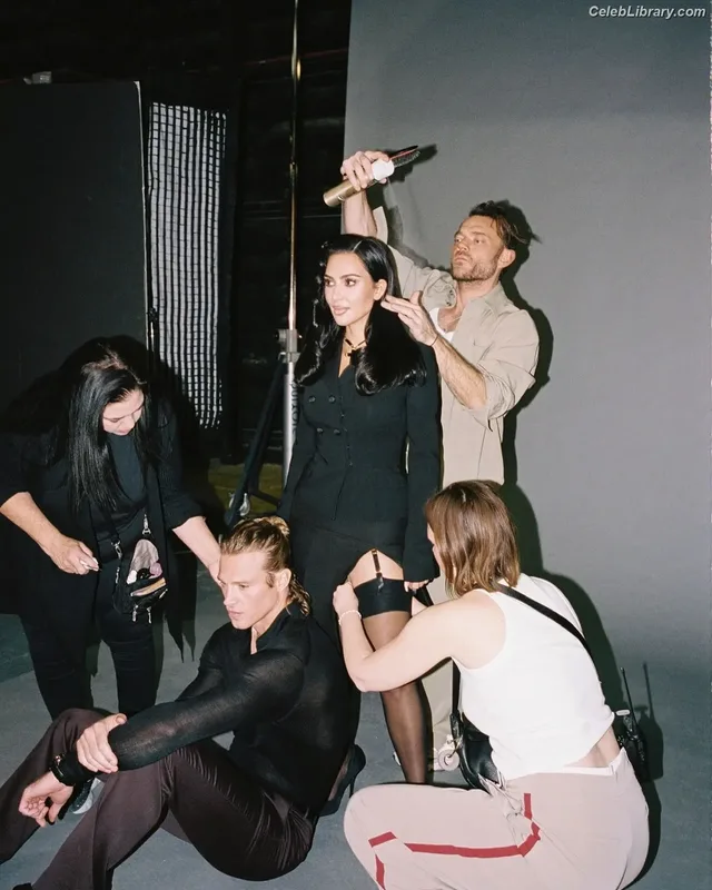 Kim Kardashian photo 22 of 4170