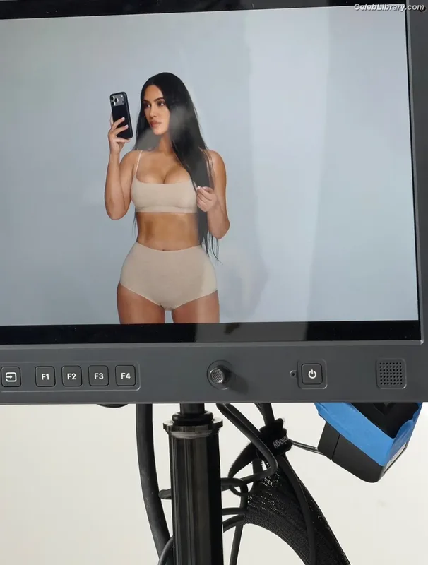 Kim Kardashian photo 2 of 4170