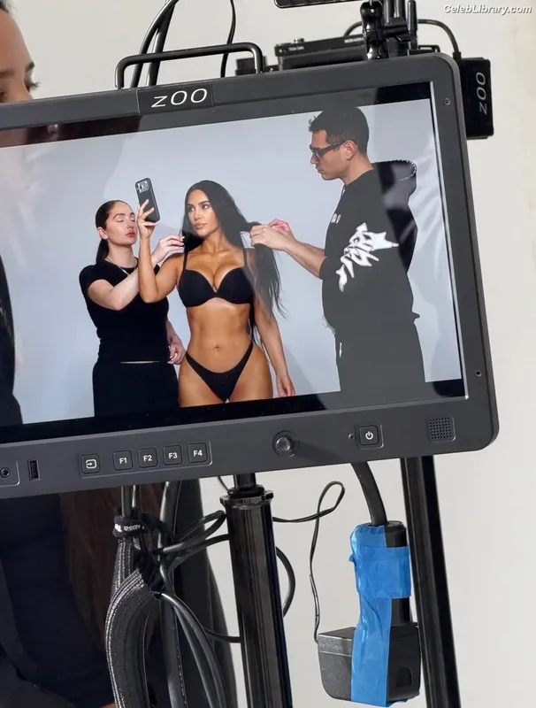 Kim Kardashian photo 3 of 4170