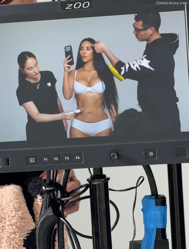 Kim Kardashian photo 7 of 4170