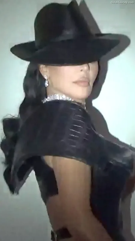 Kim Kardashian photo 11 of 4170