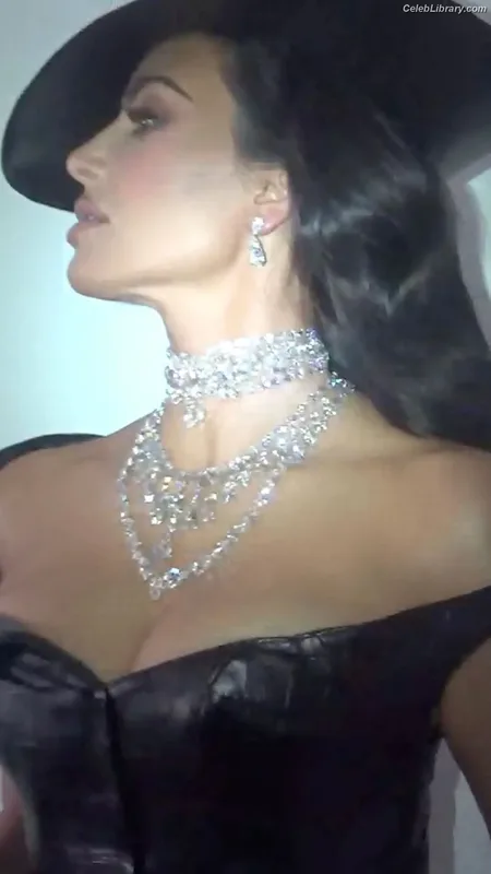 Kim Kardashian photo 12 of 4170