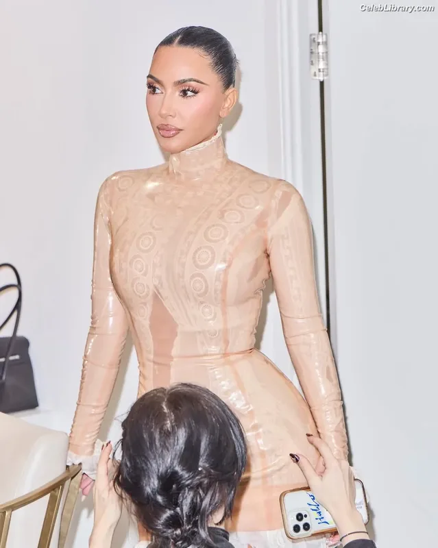 Kim Kardashian photo 21 of 4170