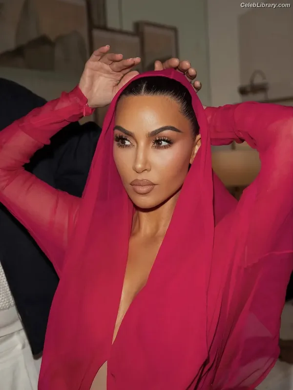 Kim Kardashian photo 22 of 4170