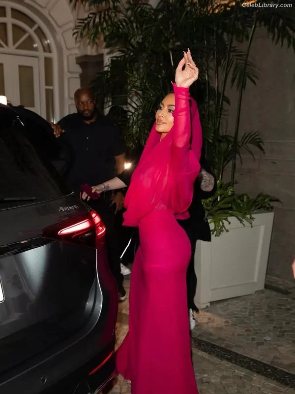 Kim Kardashian photo 24 of 4170