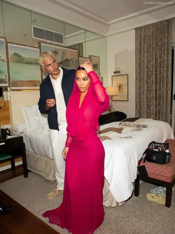 Kim Kardashian photo 1 of 4170