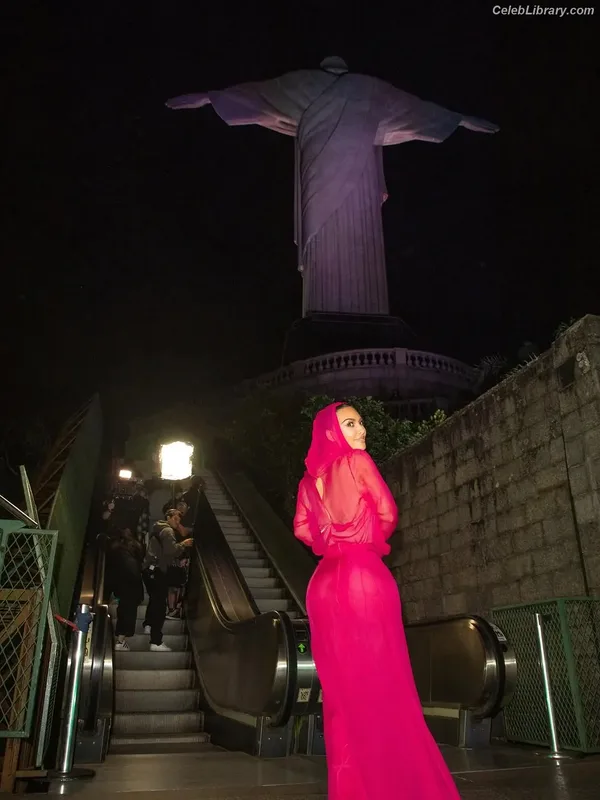 Kim Kardashian photo 3 of 4170