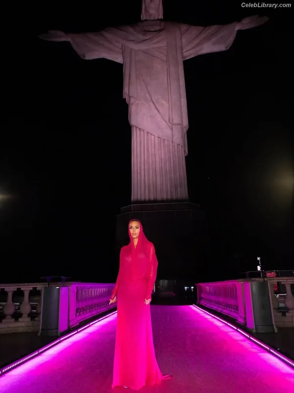 Kim Kardashian photo 4 of 4170