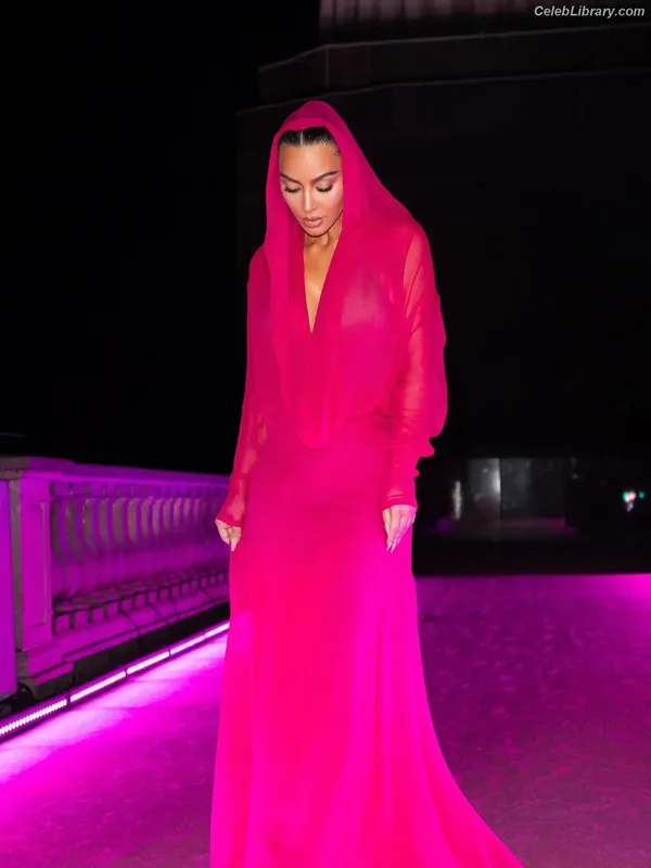 Kim Kardashian photo 5 of 4170
