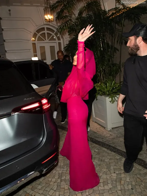 Kim Kardashian photo 6 of 4170