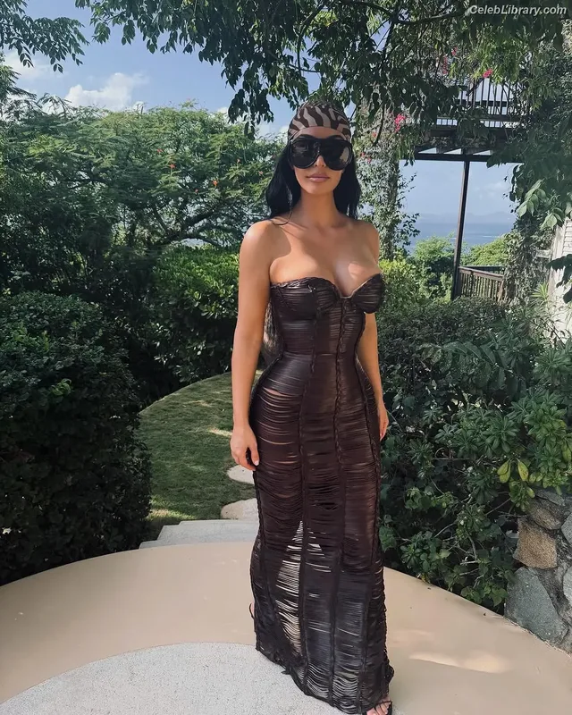 Kim Kardashian photo 13 of 4170