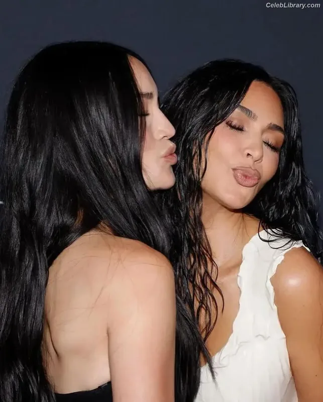 Kim Kardashian photo 21 of 4170