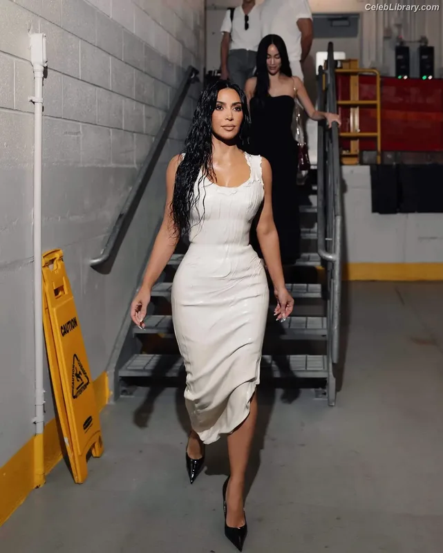Kim Kardashian photo 22 of 4170