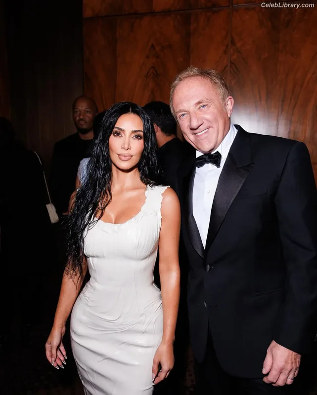 Kim Kardashian photo 23 of 4170