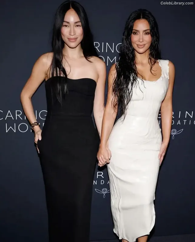Kim Kardashian photo 2 of 4170