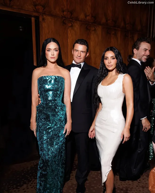 Kim Kardashian photo 7 of 4170