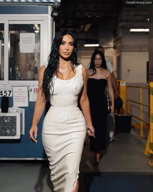 Kim Kardashian photo 9 of 4170