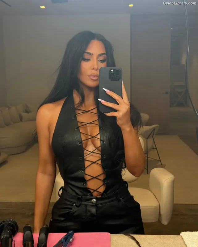 Kim Kardashian photo 15 of 4170