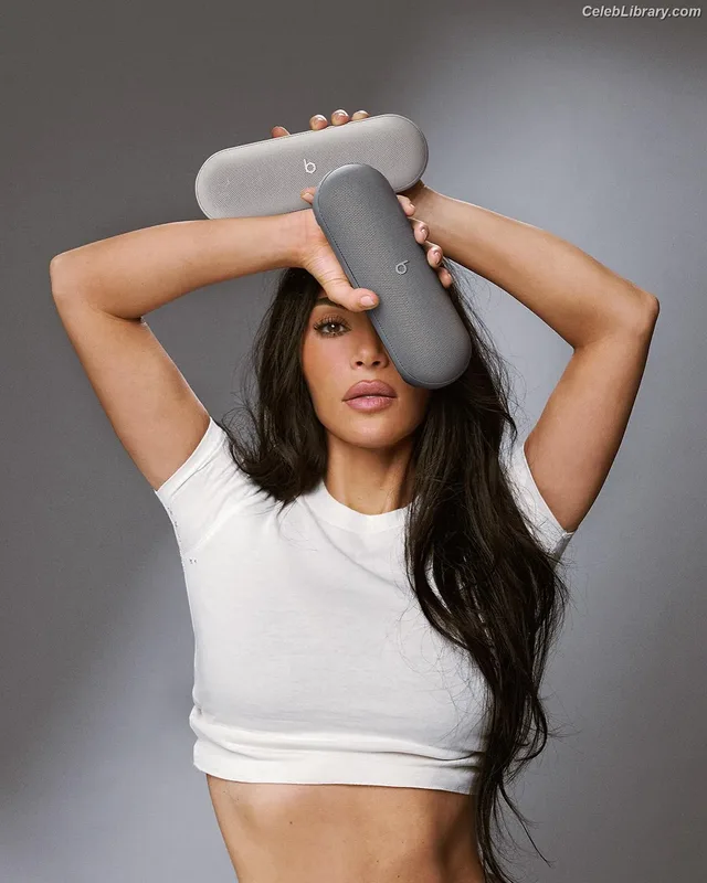 Kim Kardashian photo 18 of 4170