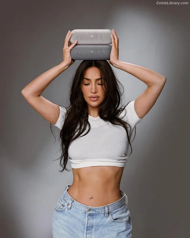 Kim Kardashian photo 20 of 4170