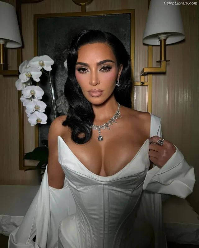 Kim Kardashian photo 23 of 4170
