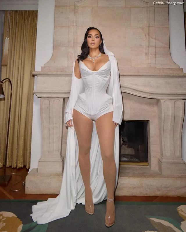 Kim Kardashian photo 24 of 4170