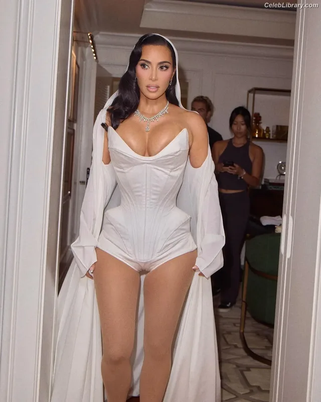 Kim Kardashian photo 3 of 4170
