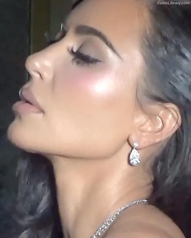 Kim Kardashian photo 4 of 4170