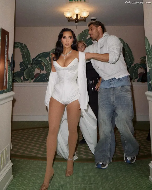 Kim Kardashian photo 5 of 4170