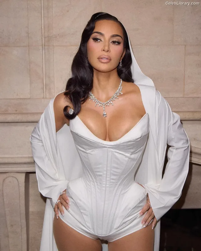 Kim Kardashian photo 8 of 4170