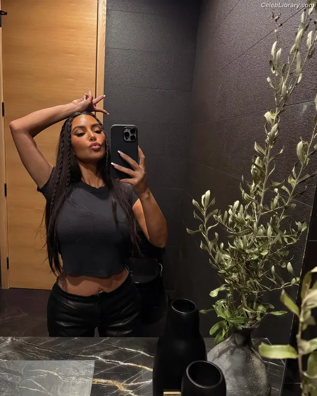 Kim Kardashian photo 11 of 4170