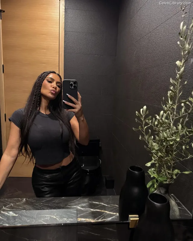 Kim Kardashian photo 12 of 4170
