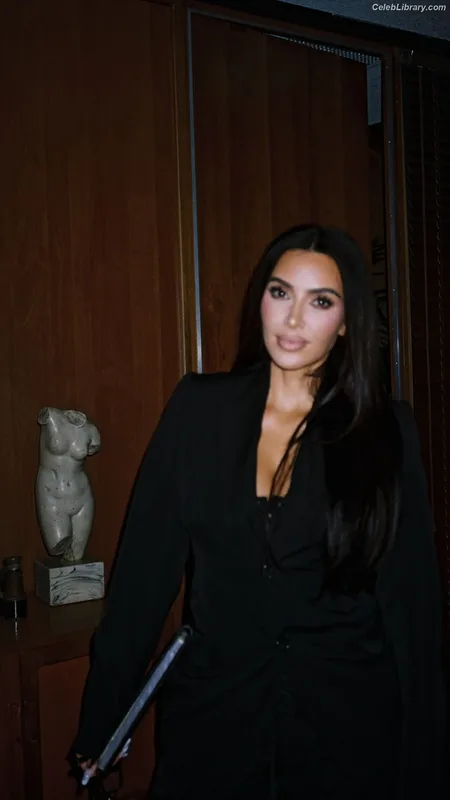 Kim Kardashian photo 13 of 4170