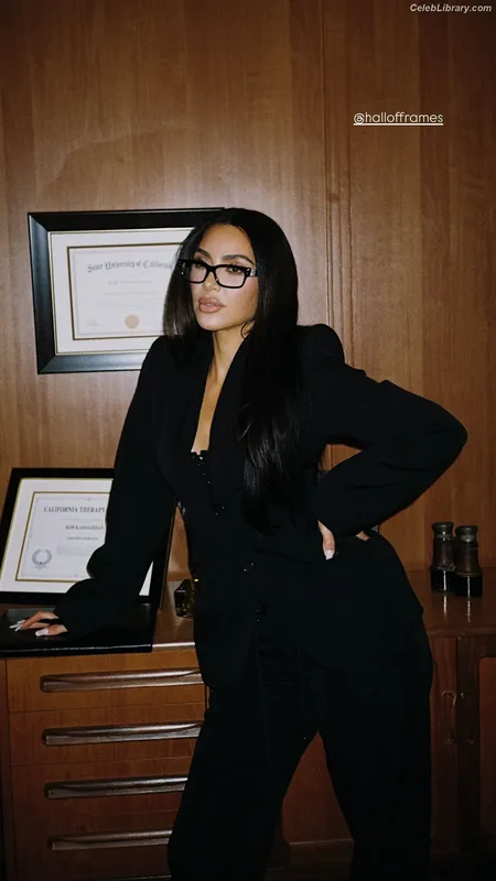 Kim Kardashian photo 14 of 4170