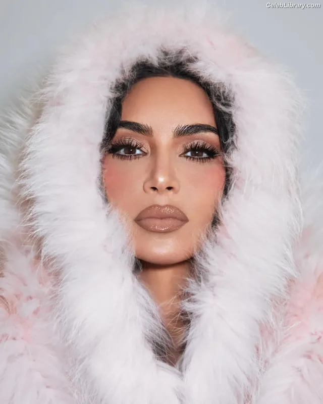 Kim Kardashian photo 24 of 4170