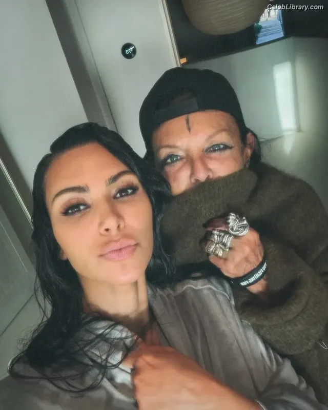 Kim Kardashian photo 3 of 4170