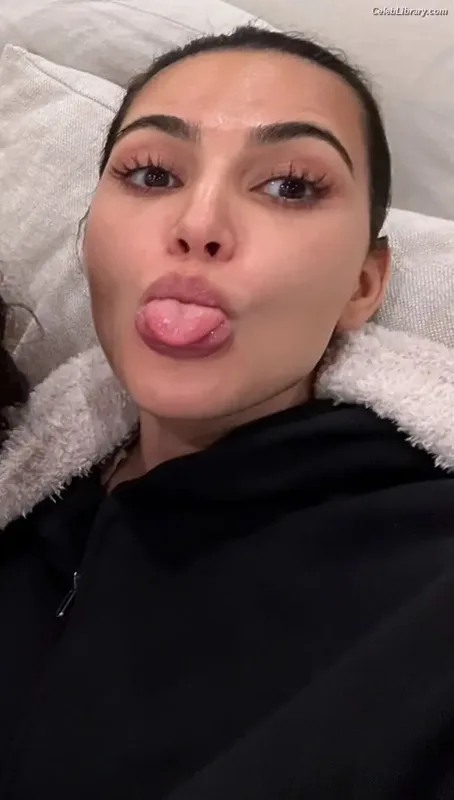 Kim Kardashian photo 5 of 4170
